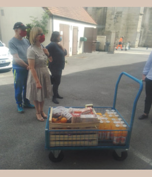 Remise de friandies aux soignants le 7 mai 2020