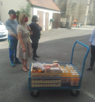 Remise de friandies aux soignants le 7 mai 2020