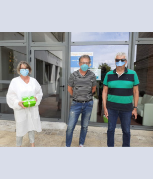 Notre président et notre trésorier remettent des chocolats aux soignants le 22 mai 2020