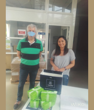 Distribution de chocolats à l'hôpital le 22 mai 2020