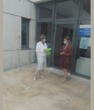 Distribution de chocolats à la Sagesse le 22 mai 2020
A droite sur la photo la fille de notre ami Yvan .