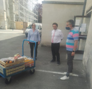 Remise des friandises aux soignants le 7 mai 2020