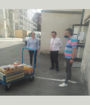 Remise des friandises aux soignants le 7 mai 2020