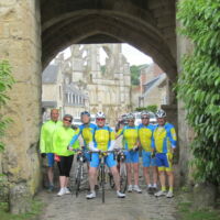 La photo de famille à Longpont avec l'abbaye de Longpont en fond