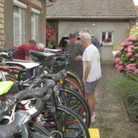 Les vélos sont installées sur la remorque avant le départ demain 8h30 Dernires vérification avant demain le départ