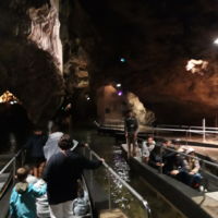 Embarquement dans des barques pour la visite du gouffre de Padirac