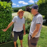 Thierry ecoute les conseils de notre hôte Alain