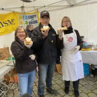 Le Président et les cyclotes dégustent les bonnes gaufres de Jean-Luc au stand de l'USC Cyclotourisme du Téléthon 2022