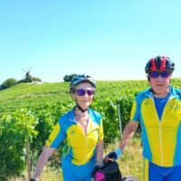 Françoise et Alain V. parmi les vignes de la montagne de Reims