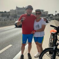 A l'arrière plan de Françoise et Jean-Marie C. le chateau d'Amboise