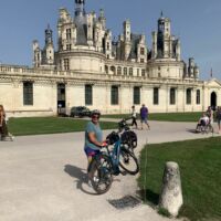 Francoise C. pose devant le chateau de Chambord