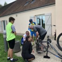 Olivier - Ludovic et Mathias (dos) réparent le vélo de Mélissa (dos)