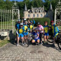 Pose devant le château de Lucé