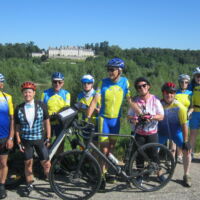 Petite pose devant une belle demeure dans le fond à Blois