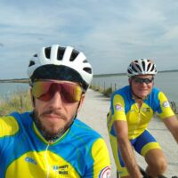 Michael B. et Philippe L. en bord de mer et sous un beau soleil