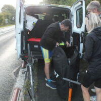 A Courteuil  Luc  cherche ses chaussures de vélo  resté chez lui à Crepy - En - Valois